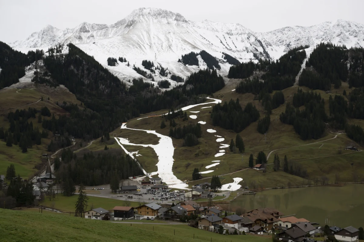 ​Wiosenna temperatura psuje sezon zimowy w szwajcarskich Alpach. Właściciele obiektów narciarskich liczą straty i myślą, jak - mimo wszystko - przyciągnąć turystów. Śniegu jest tak mało, że stoki były tej zimy otwarte przez jedynie dwa dni.