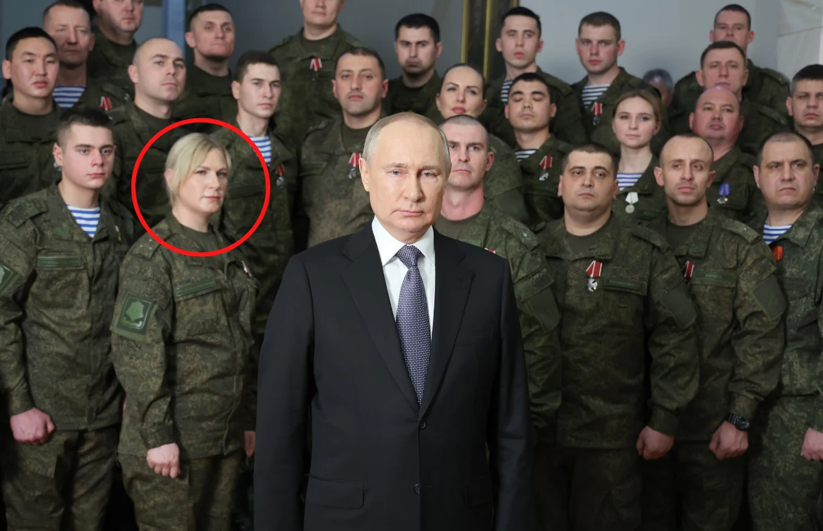 Władimir Putin wygłosił noworoczne orędzie. Nagrania i zdjęcia z przemówienia rosyjskiego przywódcy pojawiły się w mediach społecznościowych. Komentatorzy zwrócili jednak szczególną uwagę nie na Putina, a na stojącą za jego plecami kobietę. Wielu dziennikarzy zastanawia się, kim jest tajemnicza blondynka. 
