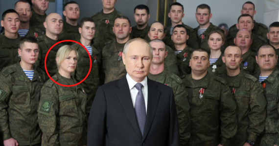 Władimir Putin wygłosił noworoczne orędzie. Nagrania i zdjęcia z przemówienia rosyjskiego przywódcy pojawiły się w mediach społecznościowych. Komentatorzy zwrócili jednak szczególną uwagę nie na Putina, a na stojącą za jego plecami kobietę. Wielu dziennikarzy zastanawia się, kim jest tajemnicza blondynka. 