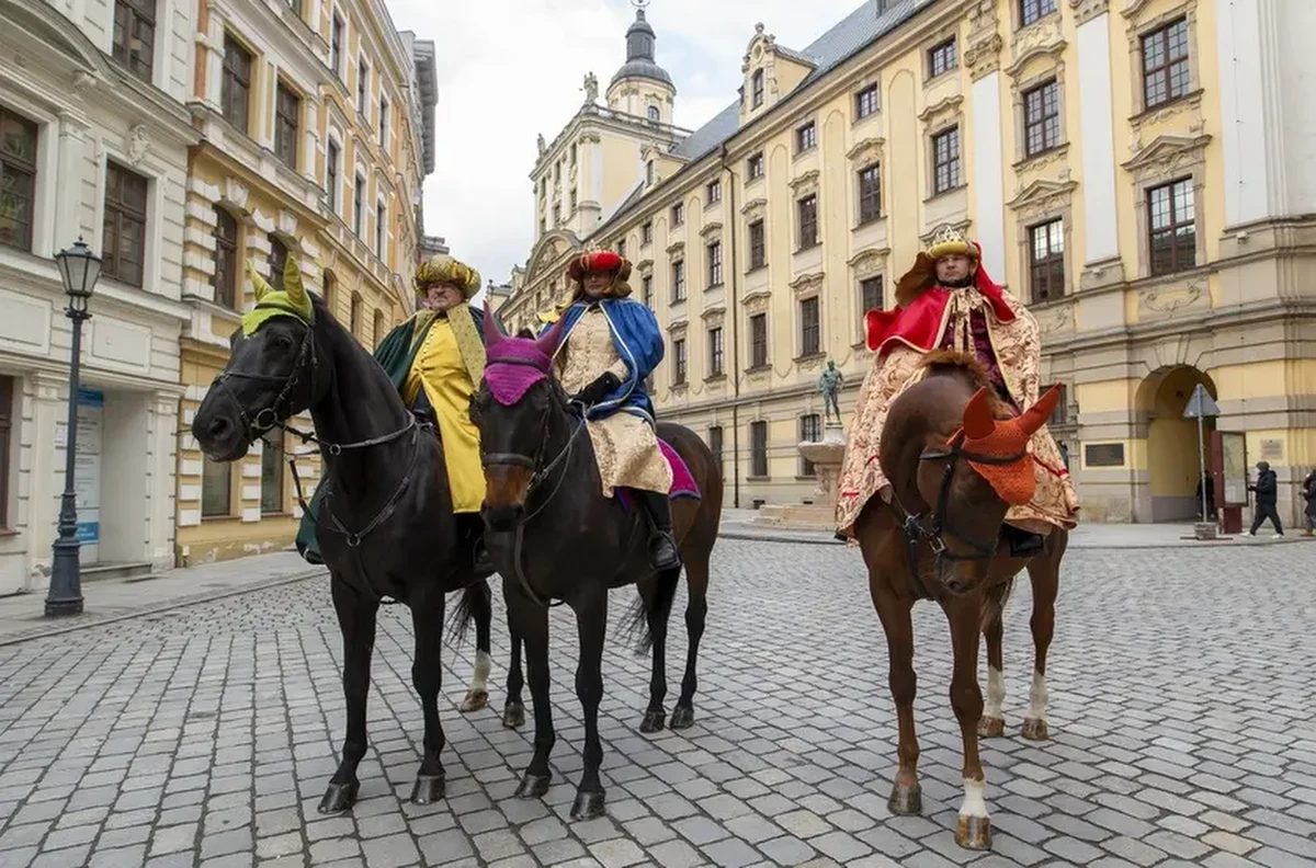 Już od 12 lat wrocławianie uczestniczą w Orszaku Trzech Króli. Po pandemicznej przerwie orszak wraca na swoją tradycyjną trasę. Sprawdź skąd i o której godzinie wyruszy w najbliższy piątek. 