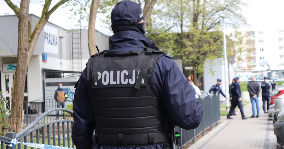 Z końcem 2022 roku przestały obowiązywać używane dotychczas w polskiej policji legitymacje służbowe. Ich nowy wzór niewiele różni się od poprzedniego. Jest jednak kilka istotnych detali, na które warto zwrócić uwagę, by mieć pewność, że mamy do czynienia z prawdziwym policjantem, a nie oszustem legitymującym się podróbką. 