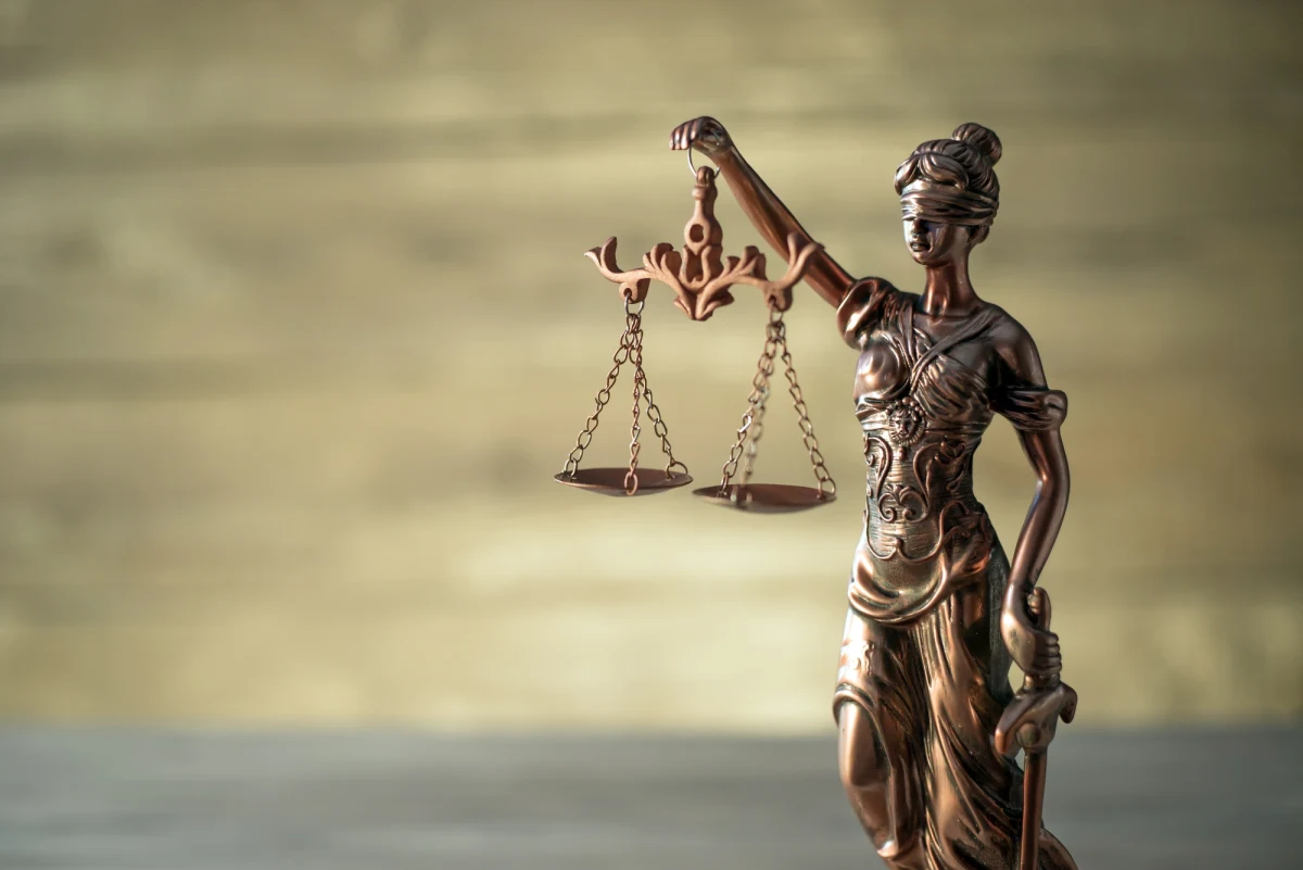 W zmian za członkostwo w klubie "Pay Trade" obiecywali korzystanie z usług medycznych, prawnych, podatkowych oraz zakupu złota i innych metali szlachetnych ze zniżką. Teraz odpowiedzą przed sądem za doprowadzenie 157 osób  do niekorzystnego rozporządzenia mieniem. Poszkodowani stracili łącznie 3,5 mln zł i ponad 355 tys. euro.

