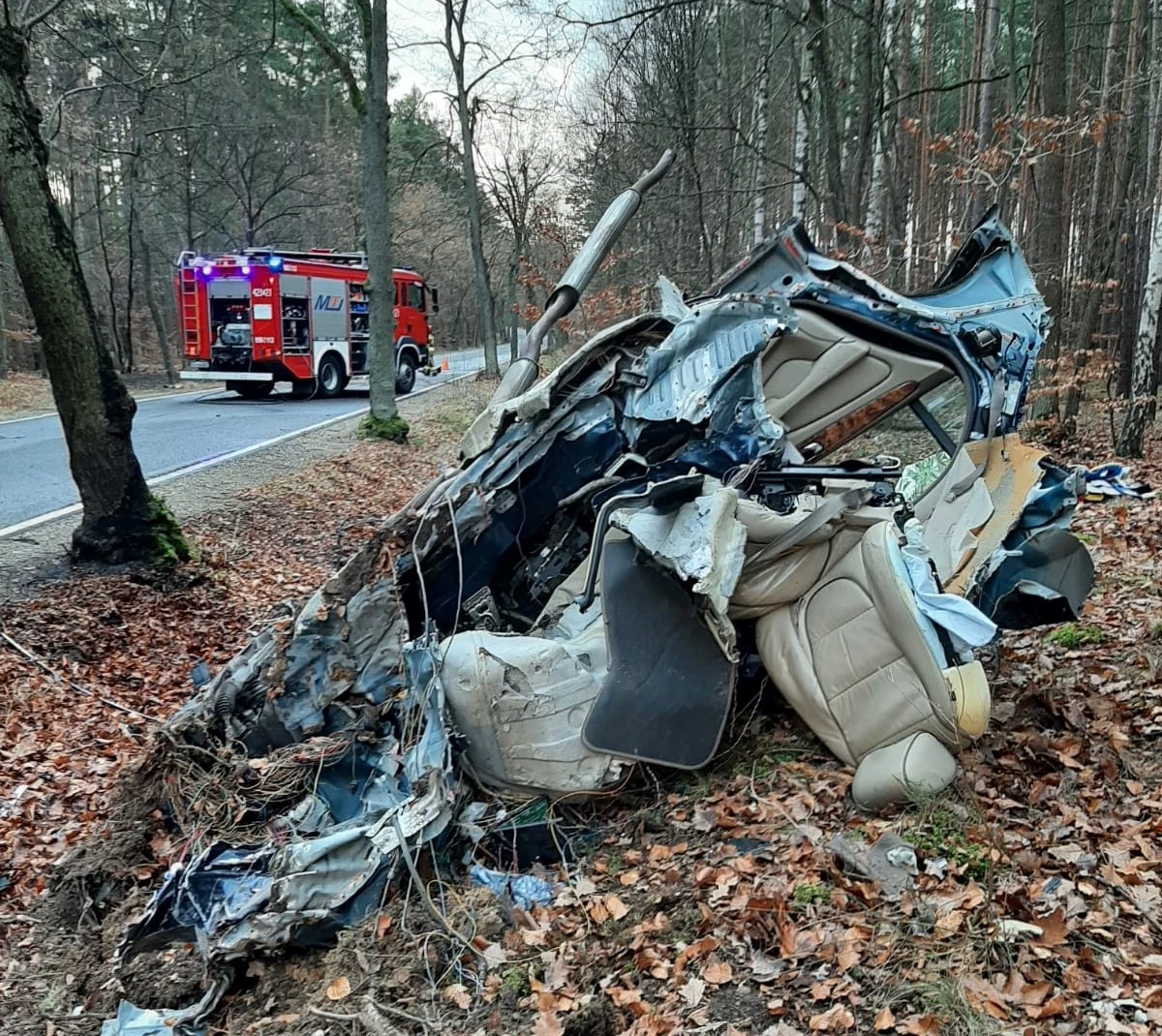 Prokuratura wszczęła śledztwo w sprawie tragicznego wypadku, do którego doszło w niedzielny poranek na drodze powiatowej łączącej Mostki i Przełazy (gm. Lubrza) w województwie lubuskim. Ze wstępnych ustaleń wynika, że samochód osobowy z nieustalonych jeszcze przyczyn na łuku drogi wypadł z jezdni i uderzył w drzewo. Na miejscu zginęli dwaj młodzi mężczyźni. Nie wiadomo czy byli pełnoletni.