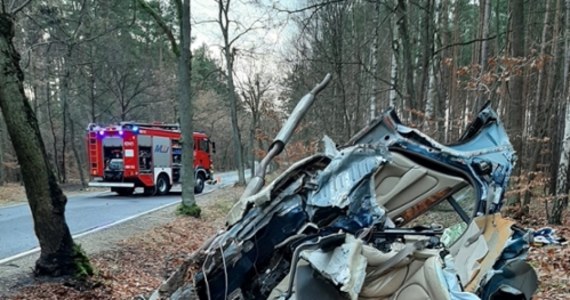 Prokuratura wszczęła śledztwo w sprawie tragicznego wypadku, do którego doszło w niedzielny poranek na drodze powiatowej łączącej Mostki i Przełazy (gm. Lubrza) w województwie lubuskim. Ze wstępnych ustaleń wynika, że samochód osobowy z nieustalonych jeszcze przyczyn na łuku drogi wypadł z jezdni i uderzył w drzewo. Na miejscu zginęli dwaj młodzi mężczyźni. Nie wiadomo czy byli pełnoletni.