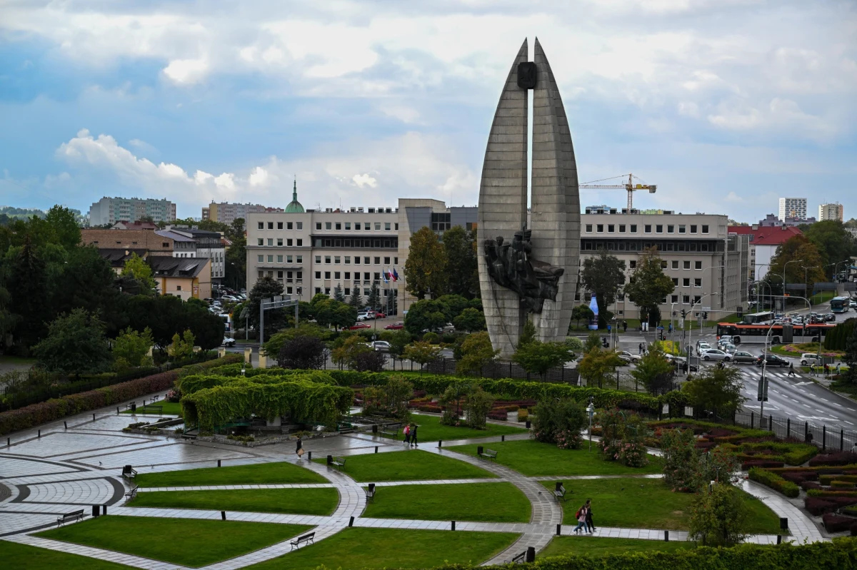 Pomnik Czynu Rewolucyjnego w centrum Rzeszowa - jeden z symboli stolicy Podkarpacia - został otoczony metalowym płotem. Zarządzający terenem zakon bernardynów tłumaczy to koniecznością zabezpieczania tego miejsca i złym stanem technicznym monumentu, który może stanowić zagrożenie dla życia i zdrowia.   