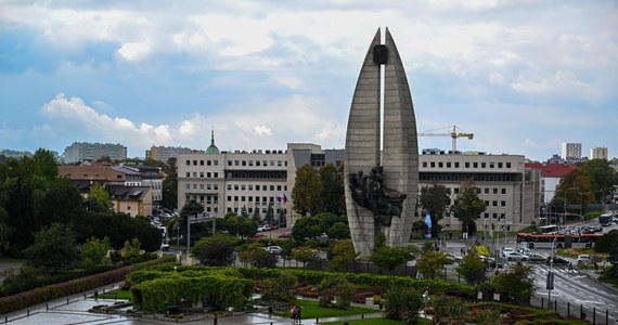 Pomnik Czynu Rewolucyjnego w centrum Rzeszowa - jeden z symboli stolicy Podkarpacia - został otoczony metalowym płotem. Zarządzający terenem zakon bernardynów tłumaczy to koniecznością zabezpieczania tego miejsca i złym stanem technicznym monumentu, który może stanowić zagrożenie dla życia i zdrowia.   