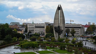 ​Pomnik - symbol Rzeszowa za metalowym płotem. Władze miasta chcą przejąć teren