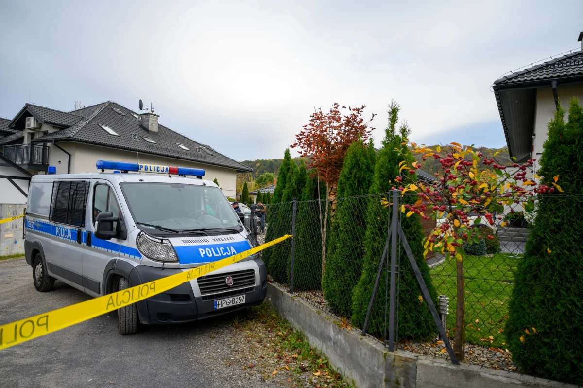 Prokuratura podtrzymuje, że to Tomasz O. był sprawcą makabrycznej zbrodni w Tarnowie. "Do tej pory nie ujawniono jakichkolwiek dowodów, które wskazywałyby, że inne osoby poza czterema członkami tej rodziny uczestniczyły bezpośrednio w zdarzeniu" - przekazał rzecznik Prokuratury Okręgowej w Tarnowie. Teraz śledczy będą ustalać przebieg tragedii, do której doszło w październiku 2022 roku w domu jednorodzinnym w tym mieście.