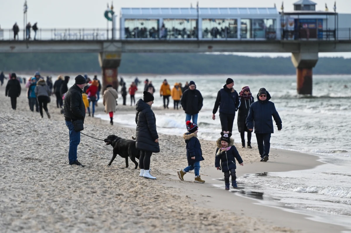 Instytut Meteorologii i Gospodarki Wodnej opublikował prognozę pogody na pierwszy tydzień 2023 roku. Wynika z niej, że po rekordowo wysokiej temperaturze najbliższe dni przyniosą nam stopniowe ochłodzenie. Trzeba się też przygotować na opady deszczu i wiatr. 