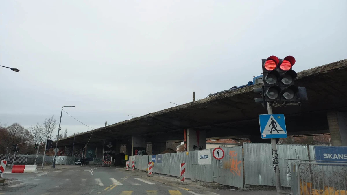 Duże zmiany czekają kierowców przy stadionie Legii. Rozpoczęło się wyburzanie drugiego wiaduktu Trasy Łazienkowskiej przy Agrykoli. Z tego powodu zamknięte zostało rondo Sedlaczka.