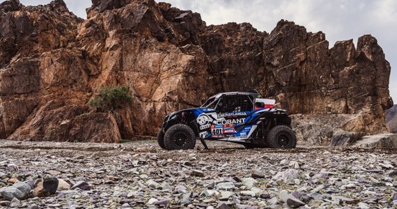 Załoga Energylandia Rally Team w składzie Marek Goczał i Maciej Marton wygrała drugi etap Rajdu Dakar w klasie SSV. Z powodu upadku i kontuzji barku z rywalizacji musiał się wycofać motocyklista Maciej Giemza.