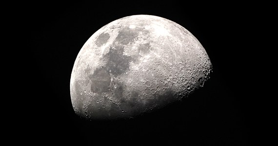 "USA muszą wygrać z Chinami wyścig o Księżyc, na którym Pekin chce stworzyć bazę i zyskać kontrolę nad jego cennymi zasobami, a przede wszystkim wyprzedzić program kosmiczny Ameryki" - powiedział szef NASA Bill Nelson w opublikowanym wywiadzie dla portalu Politico.