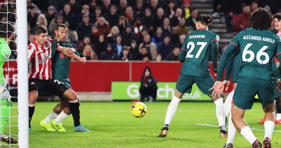 ​Piłkarze Liverpoolu niespodziewanie przegrali na wyjeździe z Brentfordem 1:3 w 19. kolejce angielskiej ekstraklasy. "The Reds" utrzymali się na szóstym miejscu, ale z przewagą już tylko dwóch punktów nad poniedziałkowym rywalem z Londynu.