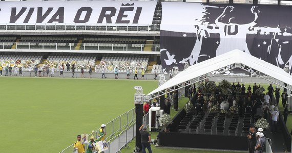 Kilka tysięcy kibiców oddaje cześć byłemu brazylijskiemu piłkarzowi Edsonowi Arantesowi do Nascimento Pele na stadionie w rodzimym mieście Santos, w stanie Sao Paulo. We wtorek odbędzie się pogrzeb legendy futbolu.