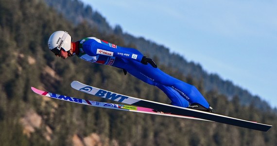 Dziś rozpoczyna się druga część Turnieju Czterech Skoczni. Rywalizacja przenosi się z Niemiec do Austrii. Na skoczni Bergisel w Innsbrucku odbędą się kwalifikacje do jutrzejszego konkursu. Wystąpi w nich 6 Polaków, w tym Piotr Żyła, dla którego ten sezon jest jak na razie udany. Skoczek z Wisły dobrze rozpoczął też TCS, ale po konkursie w Garmisch-Partenkirchen jego strata do lider turnieju Halvora Egnera Graneruda wzrosła. "Będę na pewno walczył o to, żeby skakać jak najlepiej. To jest sport i wszystko się może zdarzyć, a ja na pewno chciałbym wygrać. Strata jest jednak spora i będzie bardzo trudno" - mówi Piotr Żyła, z którym przed kwalifikacjami w Innsbrucku rozmawiał Wojciech Marczyk z redakcji sportowej RMF FM. 