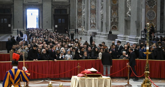 Wtorek w Watykanie jest drugim dniem, w którym można pożegnać zmarłego Benedykta XVI. Ciało emerytowanego papieża wystawiono w bazylice Świętego Piotra. Pierwszego dnia przyszło tam 65 tysięcy osób. Trwają też przygotowania do czwartkowych uroczystości pogrzebowych. 
