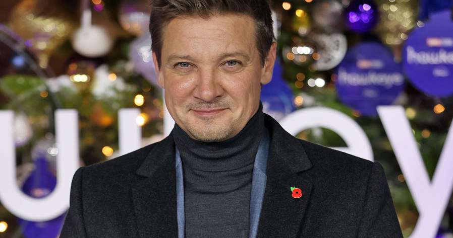 Jeremy Renner jest już "po operacji i pozostaje na oddziale intensywnej terapii w stanie krytycznym, ale stabilnym" - powiedział przedstawiciel aktora w rozmowie z "People". Znane są też już szczegóły tragicznego wypadku, w którym ucierpiał gwiazdor.