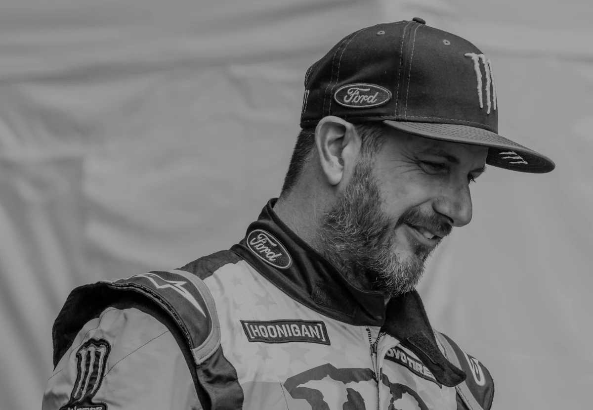 W wieku 55 lat zmarł kierowca rajdowy, drifter i znany youtuber Ken Block. Mężczyzna podczas zjeżdżania po stromym zboczu miał wypadek na skuterze śnieżnym. Jego śmierć potwierdził już zespół Hoonigan Racing Division, w którym jeździł Ken.