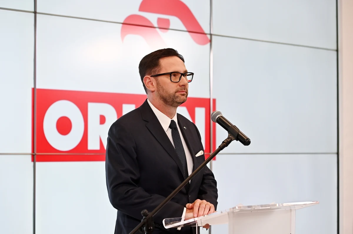 "PKN Orlen to koncern multienergetyczny, który stabilizuje ceny paliw w kraju" - stwierdził we wtorek prezes spółki Daniel Obajtek. Jak zaznaczył, gdyby koncern nie komunikował, że postara się utrzymać ceny po podwyżce VAT, na rynku mogłaby wybuchnąć panika. Na stacjach Orlenu ceny paliw się nie zmieniły w porównaniu z grudniem, mimo że w styczniu wzrósł VAT na paliwa. 
