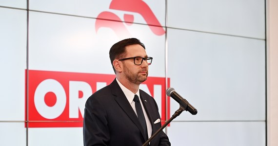 "PKN Orlen to koncern multienergetyczny, który stabilizuje ceny paliw w kraju" - stwierdził we wtorek prezes spółki Daniel Obajtek. Jak zaznaczył, gdyby koncern nie komunikował, że postara się utrzymać ceny po podwyżce VAT, na rynku mogłaby wybuchnąć panika. Na stacjach Orlenu ceny paliw się nie zmieniły w porównaniu z grudniem, mimo że w styczniu wzrósł VAT na paliwa. 
