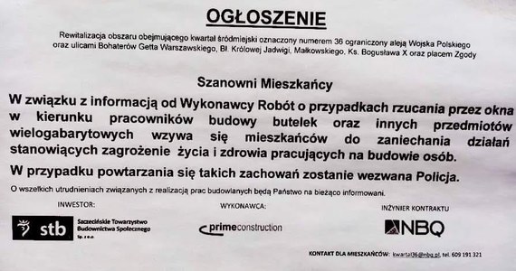 Policja wyjaśnia sprawę, a budowlańcy proszą o zaniechanie wymierzonych w nich ataków. Na trwającej w śródmieściu Szczecina budowie, z okien okolicznych kamienic, w kierunku pracowników budowy regularnie lecą butelki. Ktoś rzucił też głośnikami.