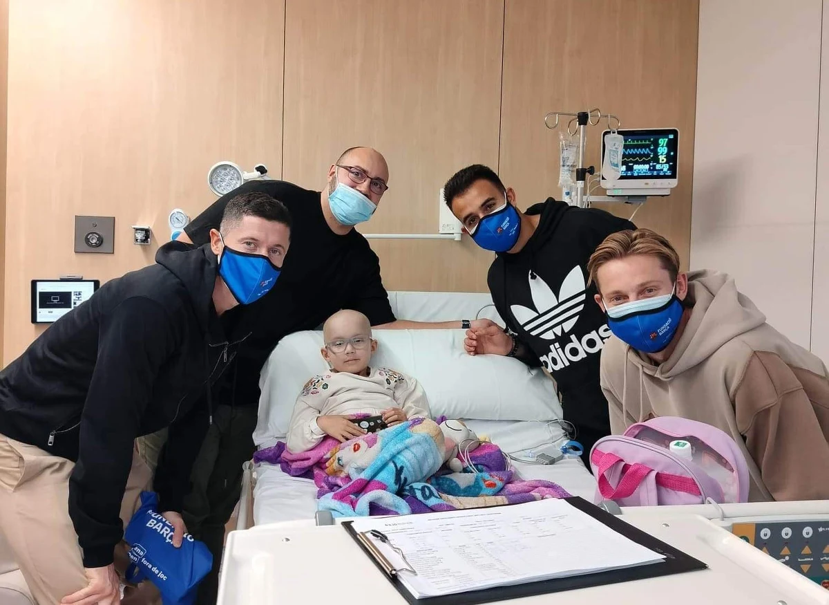 To była prawdziwa niespodzianka. 5-letnią Maję Dąbrowską, dziewczynkę z Połczyna Zdroju, która przebywa na leczeniu w klinice w Barcelonie odwiedzili piłkarze tamtejszego klubu piłkarskiego. Mała pacjentka ma zdjęcia z samym Robertem Lewandowskim.