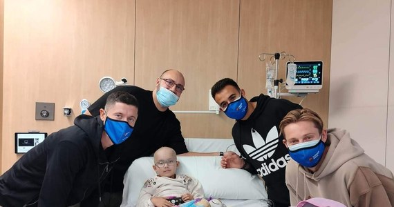 To była prawdziwa niespodzianka. 5-letnią Maję Dąbrowską, dziewczynkę z Połczyna Zdroju, która przebywa na leczeniu w klinice w Barcelonie odwiedzili piłkarze tamtejszego klubu piłkarskiego. Mała pacjentka ma zdjęcia z samym Robertem Lewandowskim.