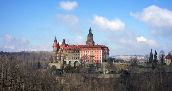 Policja, GOPR i straż pożarna poszukują turysty z Niemiec, który w Nowy Rok późnym popołudniem zaginął w okolicach Zamku Książ w Wałbrzychu. Ponad 80-letni mężczyzna odłączył się od grupy.