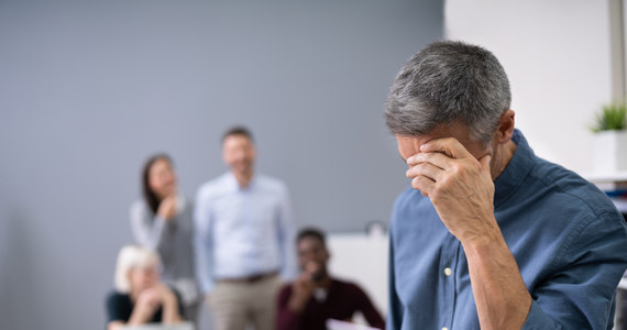 "Podczas konferencji, na których prezentujemy wyniki badań Platformy ePsycholodzy.pl, wszyscy zadają pytanie jak to jest możliwe, że nie zauważyliśmy, że używanie krzyku, przekleństw i wyzwisk czy też przydzielanie bezsensownych zadań albo obmawianie i rozsiewanie plotek na temat pracownika jest przykładem mobbingu" - mówił Michał Pajdak członek zarządu platformy zdrowia psychicznego ePsycholodzy w internetowym Radiu RMF24. W rozmowie z Michałem Zielińskim tłumaczył m.in., kogo dotyczy mobbing oraz jakie są jego przyczyny.