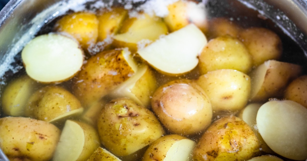 Nagminny błąd w kuchniach. Pozbawia gotowane ziemniaki cennych składników