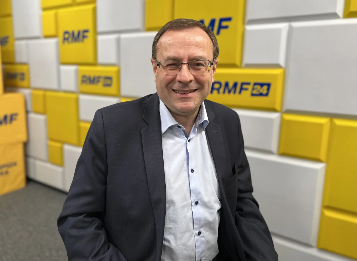 Zdaniem gościa Rozmowy w południe w RMF FM prof. Antoniego Dudka nic nie wskazuje na to, aby w Zjednoczonej Prawicy doszło do uzgodnienia stanowisk, jak postępować w sprawie odblokowania pieniędzy dla Polski z KPO. Gość Mariusza Piekarskiego mówił też, w jakiej sytuacji prezes Kaczyński może się pozbyć Zbigniewa Ziobry i Mateusza Morawieckiego.