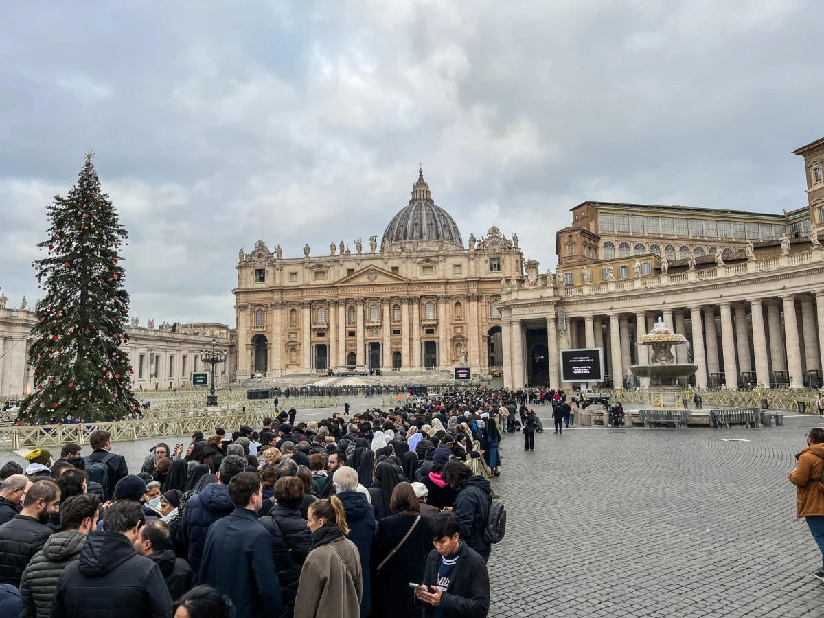 "Lud Ratzingera" - jak media określają pielgrzymów, którzy chcą pożegnać Benedykta XVI - od poniedziałku przybywa do Watykanu. Tylko wczoraj hołd emerytowanemu papieżowi oddało około 65 tysięcy osób. We wtorek po południu liczba ta przekroczyła 100 tysięcy. W Watykanie są specjalni wysłannicy RMF FM Paweł Balinowski i Michał Dukaczewski. Zobacz ich reportaż.