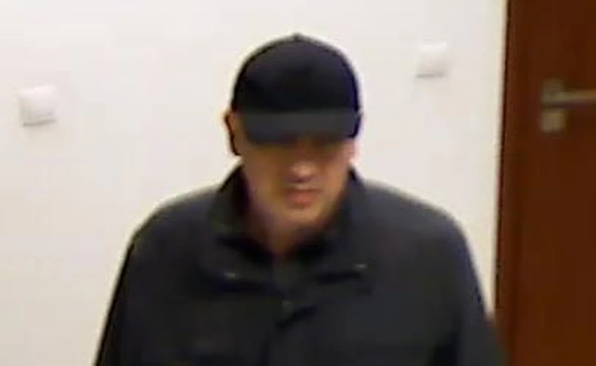 Metodą na "przewałkę" oszukana została mieszkanka Biłgoraja. Kobieta straciła niemal 3 tys. złotych. Policja publikuje wizerunek i prosi o pomoc w zatrzymaniu poszukiwanych w związku ze sprawą mężczyzn.