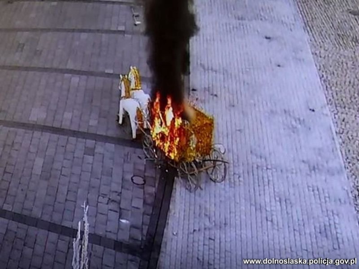 Sąd Rodzinny zdecyduje o losie dwóch czternastolatek podejrzanych o podpalenie świątecznej dekoracji na Rynku w Lubinie. W ogniu stanęła dekoracyjna kareta, straty oszacowano na ponad 70 tys. złotych. Dziewczyny tłumaczyły policjantom, że ...bawiły się zapalniczkami.      

