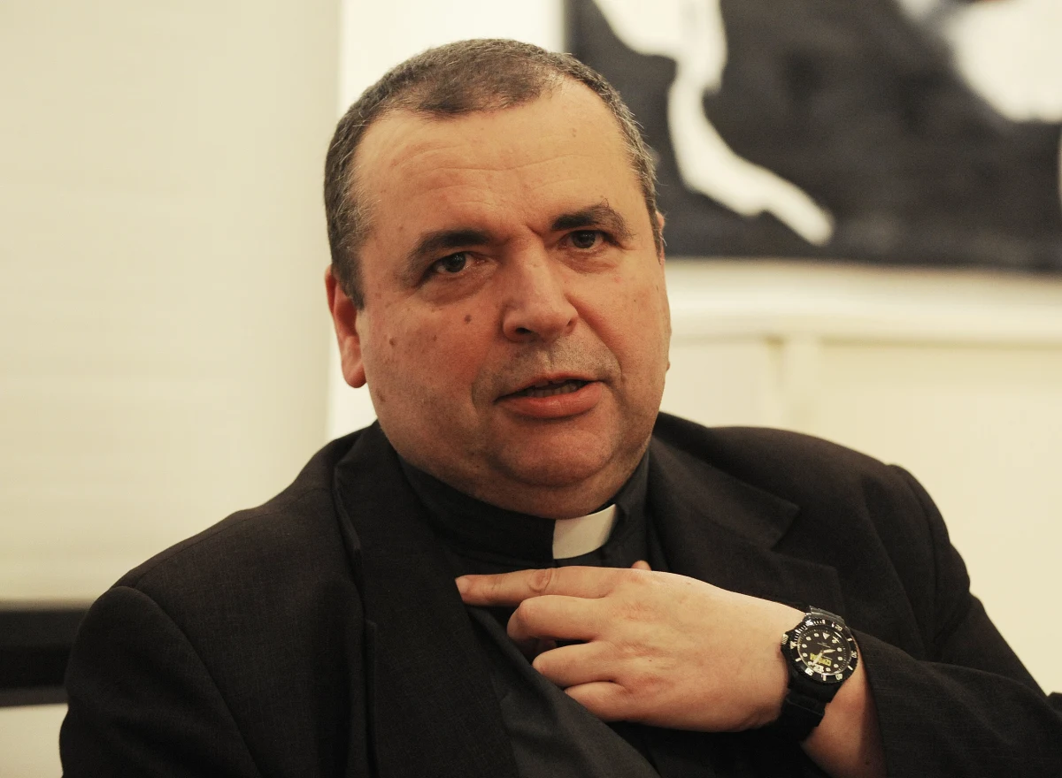 "Benedykt XVI wyraźnie sobie życzył, aby jego pogrzeb był skromny, zwyczajny" - podkreśla w Popołudniowej Rozmowie w RMF FM szef Sekcji Polskiej Radia Watykańskiego ksiądz Krzysztof Ołdakowski. "To będzie pierwszy pogrzeb, podczas którego papież urzędujący będzie żegnał papieża, który ustąpił. Tego nigdy w historii nie było" - zaznacza gość Pawła Balinowskiego. I dodaje, że wszyscy, którzy przybędą do Rzymu, będą mogli uczestniczyć w pogrzebie. "Nie ma żadnych biletów, żadnych wejściówek" - informuje ksiądz Ołdakowski. 