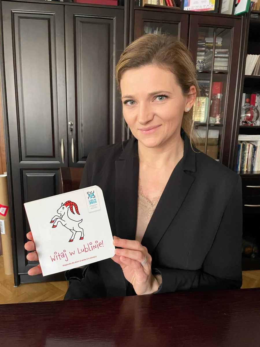 ​Nowy rok 2023 i nowa Europejska Stolica Młodzieży. Jest nią Lublin. W ciągu roku odbędą się setki wydarzeń kulturalnych, sportowych i naukowych. Ale już od 1 stycznia miasto wita swoich nowo narodzonych mieszkańców specjalną książeczką "Witaj w Lublinie!". 