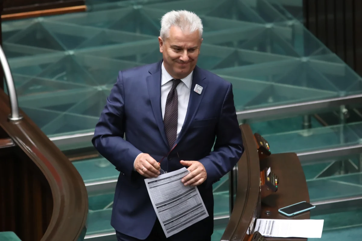 ​Sędzia prowadzący sprawę byłego ministra sprawiedliwości, posła Platformy Obywatelskiej Cezarego Grabarczyka zdecydował we wtorek o wznowieniu przewodu sądowego. Polityk oskarżony jest o nielegalne uzyskanie pozwolenia na broń.