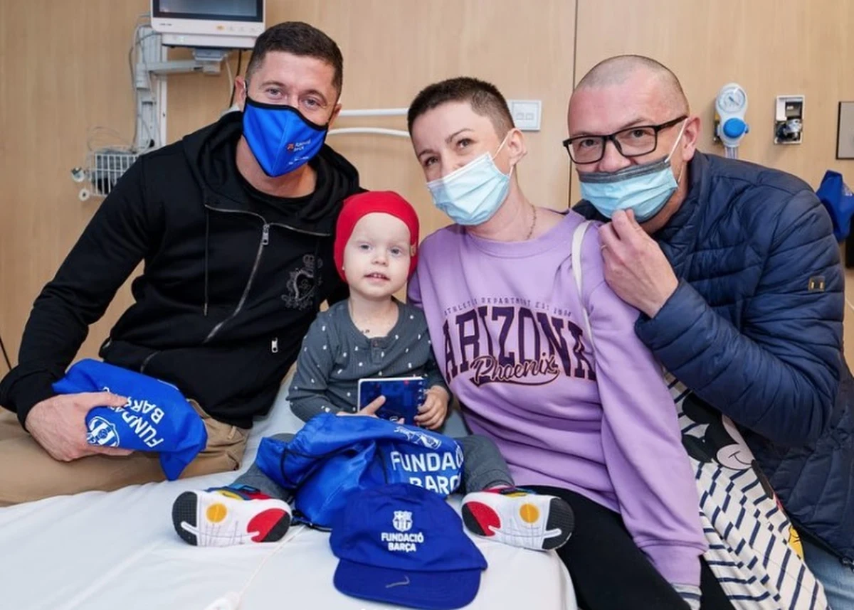Robert Lewandowski, który wraz z innymi piłkarzami FC Barcelony odwiedził dzieci w szpitalu w stolicy hiszpańskiej Katalonii, spotkał się m.in. z dwuletnim chłopcem z Polski. Bruno Słowiński z Końskich (woj. świętokrzyskie) choruje na nowotwór złośliwy - neuroblastomę. Kilka dni temu przeszedł poważną operację.