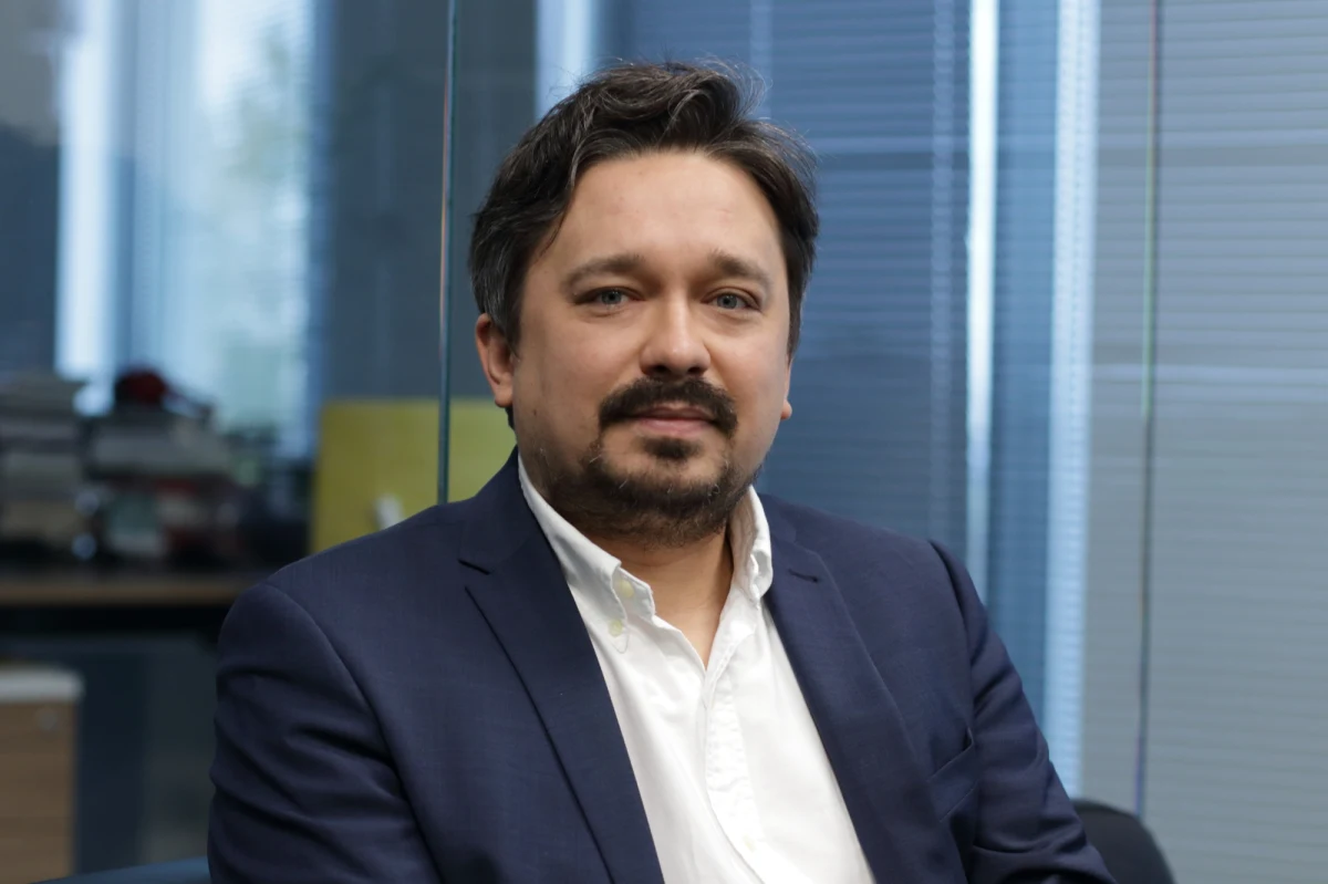 Rzecznik Praw Obywatelskich Marcin Wiącek opublikował swoją opinię dotyczącą projektu ustawy o państwowej komisji do spraw badania wpływów rosyjskich na bezpieczeństwo wewnętrzne Polski w latach 2007-2022. W jego ocenie zaproponowane przez Zjednoczoną Prawicę rozwiązania są w wielu miejscach niezgodne z Konstytucją. Chodzi m.in. o zasadę, że prawo nie działa wstecz oraz kwestię trójpodziału władzy. 