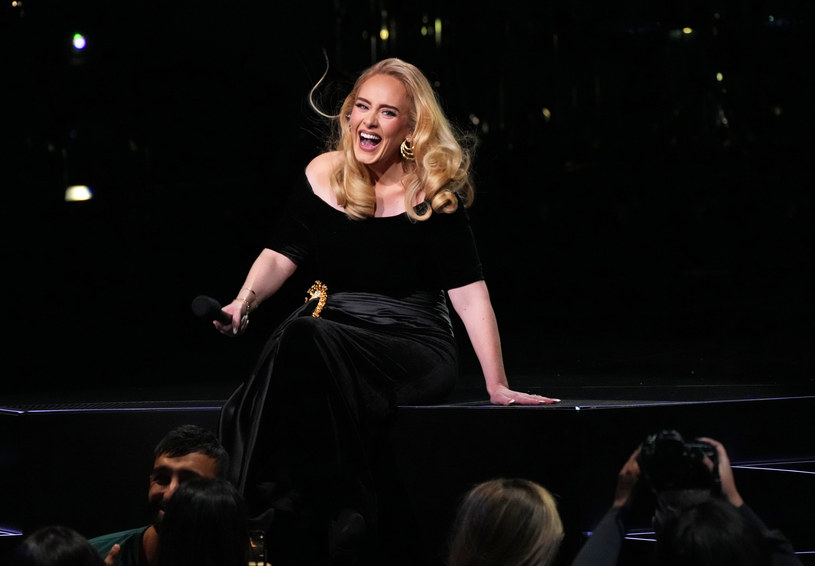Podczas koncertu Adele w Las Vegas fani brytyjskiej piosenkarki mieli powody do niepokoju. Autorka hitu "Easy On Me" miała bowiem wyraźne problemy z poruszaniem się na scenie. Gwiazda wyjaśniła, że powodem jej dolegliwości jest nawracająca rwa kulszowa.