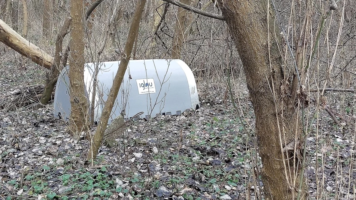 Piętnaście namiotów termicznych stanęło w Poznaniu między innymi w okolicach wiaduktów czy pustostanów - miejscach, gdzie często koczują osoby bezdomne. W takim nieprzemakalnym namiocie może być nawet 20 stopni Celsjusza, a konstrukcja ma ratować tych, którzy z różnych przyczyn nie chcą skorzystać na przykład z pomocy noclegowni.