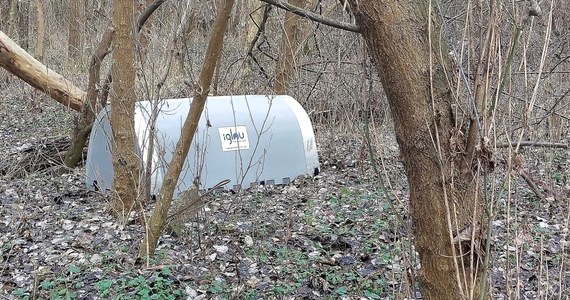 Piętnaście namiotów termicznych stanęło w Poznaniu między innymi w okolicach wiaduktów czy pustostanów - miejscach, gdzie często koczują osoby bezdomne. W takim nieprzemakalnym namiocie może być nawet 20 stopni Celsjusza, a konstrukcja ma ratować tych, którzy z różnych przyczyn nie chcą skorzystać na przykład z pomocy noclegowni.