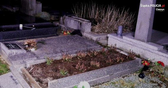 22-letni mężczyzna okazał się sprawcą dewastacji nagrobków na cmentarzu ewangelickim w Kozakowicach Dolnych w Śląskiem. Do dewastacji doszło w noc sylwestrową.
