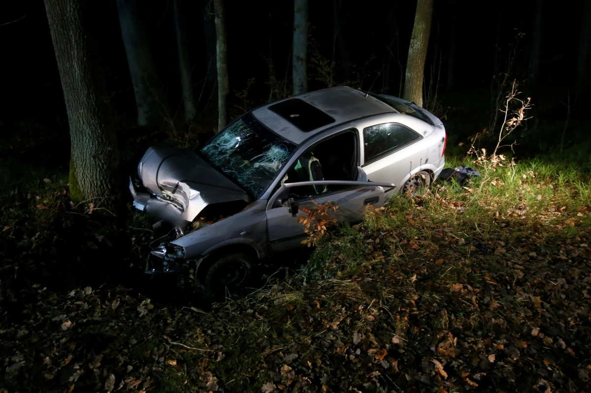 Dwoje dzieci trafiło do szpitala po wypadku auta osobowego na drodze krajowej nr 39 między Rychtalem a Kępnem. 42-letni kierowca zginął na miejscu. 