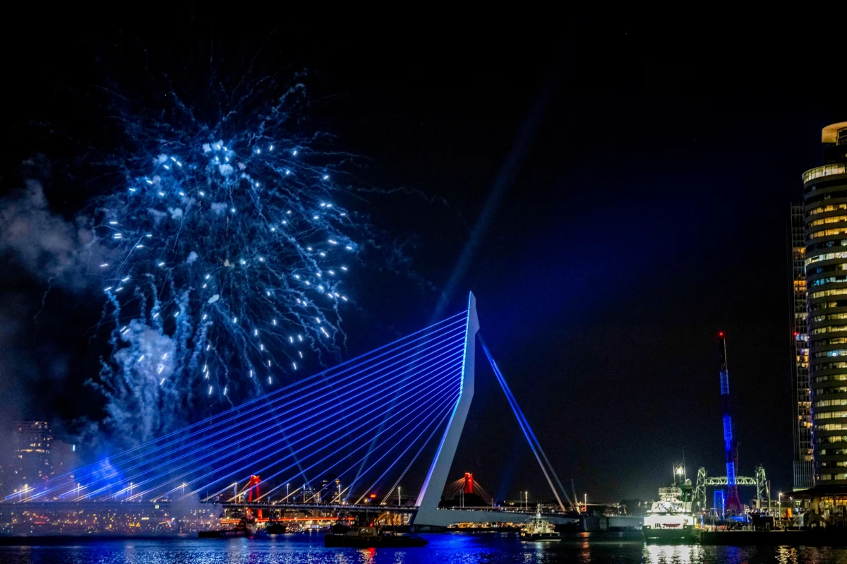 Holenderska prokuratura wszczęła śledztwo w sprawie rasistowskich haseł wyświetlonych w noc sylwestrową na słynnym moście Erazma w Rotterdamie w centralnej Holandii - poinformowano w komunikacie.