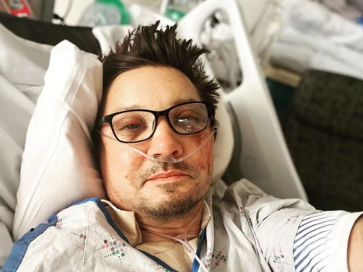 Jeremy Renner dziękuje wszystkim za ciepłe słowa w swoim wpisie na Instagramie. Aktor umieścił tam swoje zdjęcie – pierwsze po wypadku podczas odśnieżania drogi. Widać go leżącego na szpitalnym łóżku. 