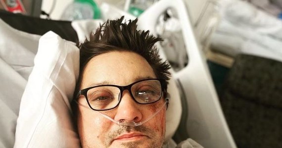 Jeremy Renner dziękuje wszystkim za ciepłe słowa w swoim wpisie na Instagramie. Aktor umieścił tam swoje zdjęcie – pierwsze po wypadku podczas odśnieżania drogi. Widać go leżącego na szpitalnym łóżku. 