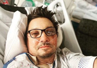 Jeremy Renner pozdrawia ze szpitalnego łóżka
