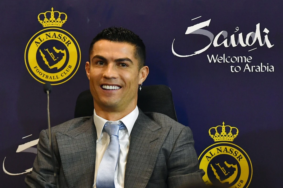 Republika Południowej Afryki czy Arabia Saudyjska? Cristiano Ronaldo zaliczył geograficzną wpadkę podczas konferencji, prezentującej piłkarza jako nowego zawodnika klubu Al-Nassr.