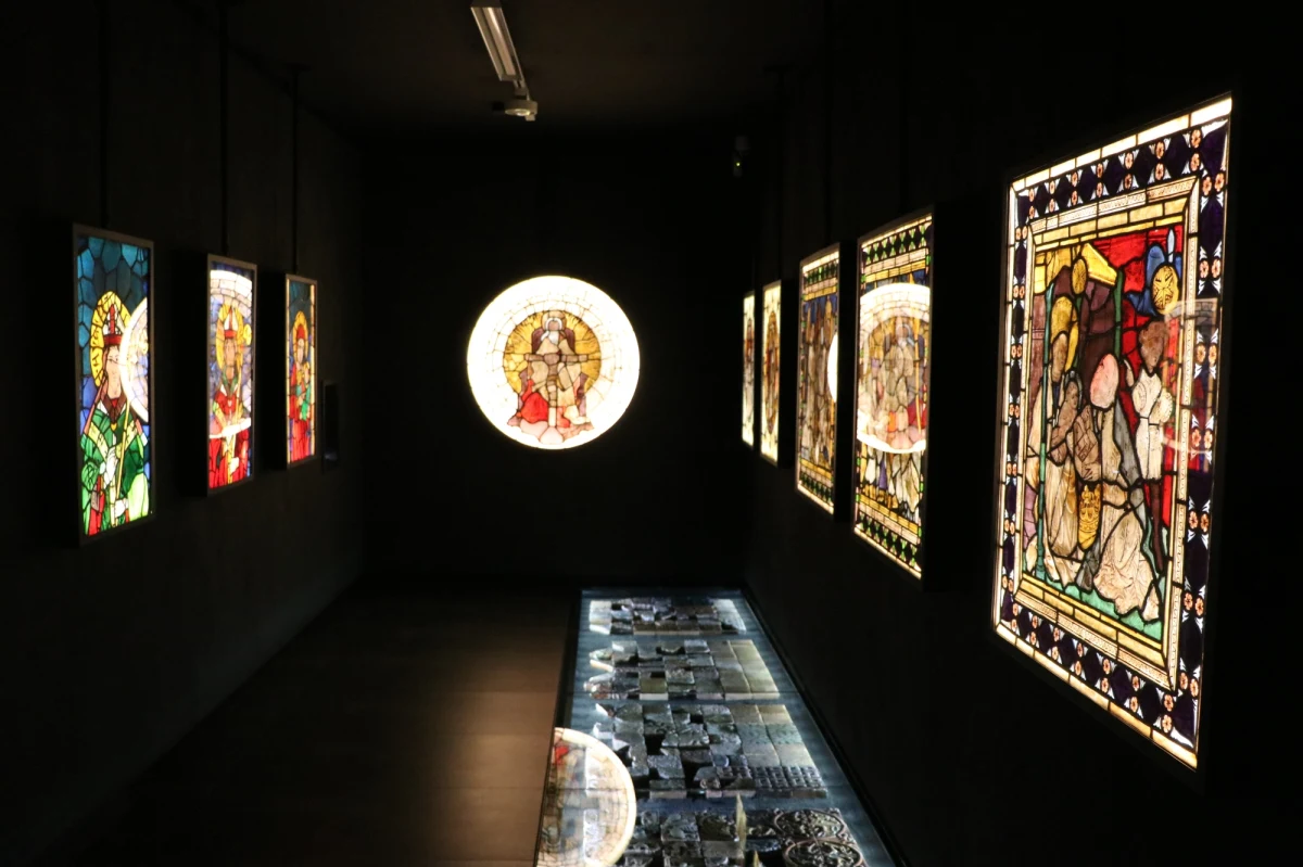 Najstarsza zachowana chorągiew kanonizacyjna na świecie, alabastrowe figurki Jezusa i apostołów z XV wieku i XIII-wieczne witraże – to tylko niektóre eksponaty, jakie zwiedzający zobaczą w Muzeum Dominikanów w Krakowie. Otwarcie już 12 stycznia.  